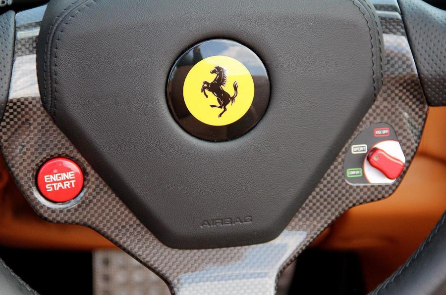 Детали интерьера Ferrari California 30 2012 года  (фото 39 из 58)